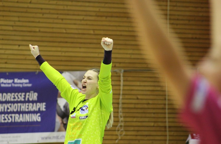 Begeisterungsrufe nach dem Cupfinaleinzug: Torhüterin Lea Schüpbach war mitverantwortlich für den grossen Erfolg. Foto Andrea Kaufmann
